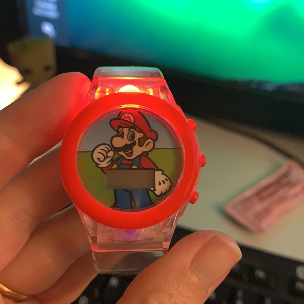 Mario wrist watch fits kids to small adult wrists - Picture 3 of 4